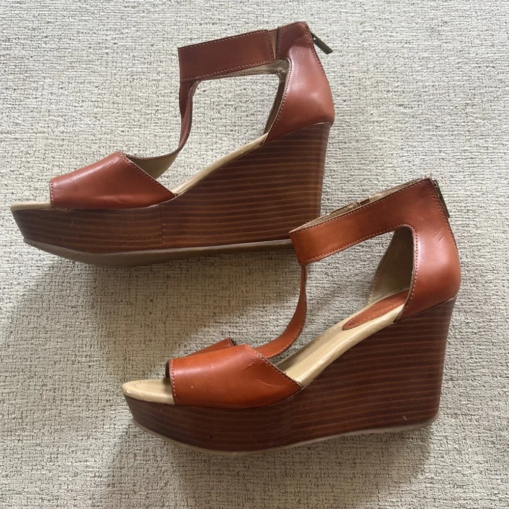 Kenneth Cole Reaction‎ Sole Kick Cognac Brown T-Strap Wedge Sandals Womens 9.5 M